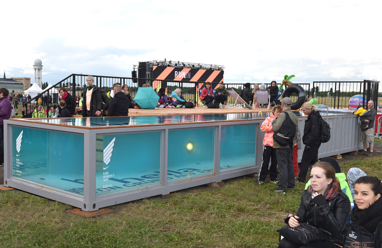 twotimestwentyfeet_nike_Frauenlauf_container pool_2x20ft