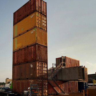 Ein Turm aus recycelten Seecontainern.