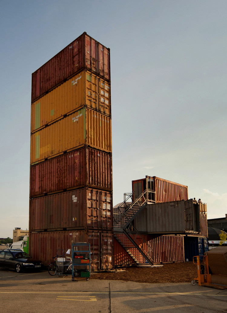 Ein Turm aus recycelten Seecontainern.